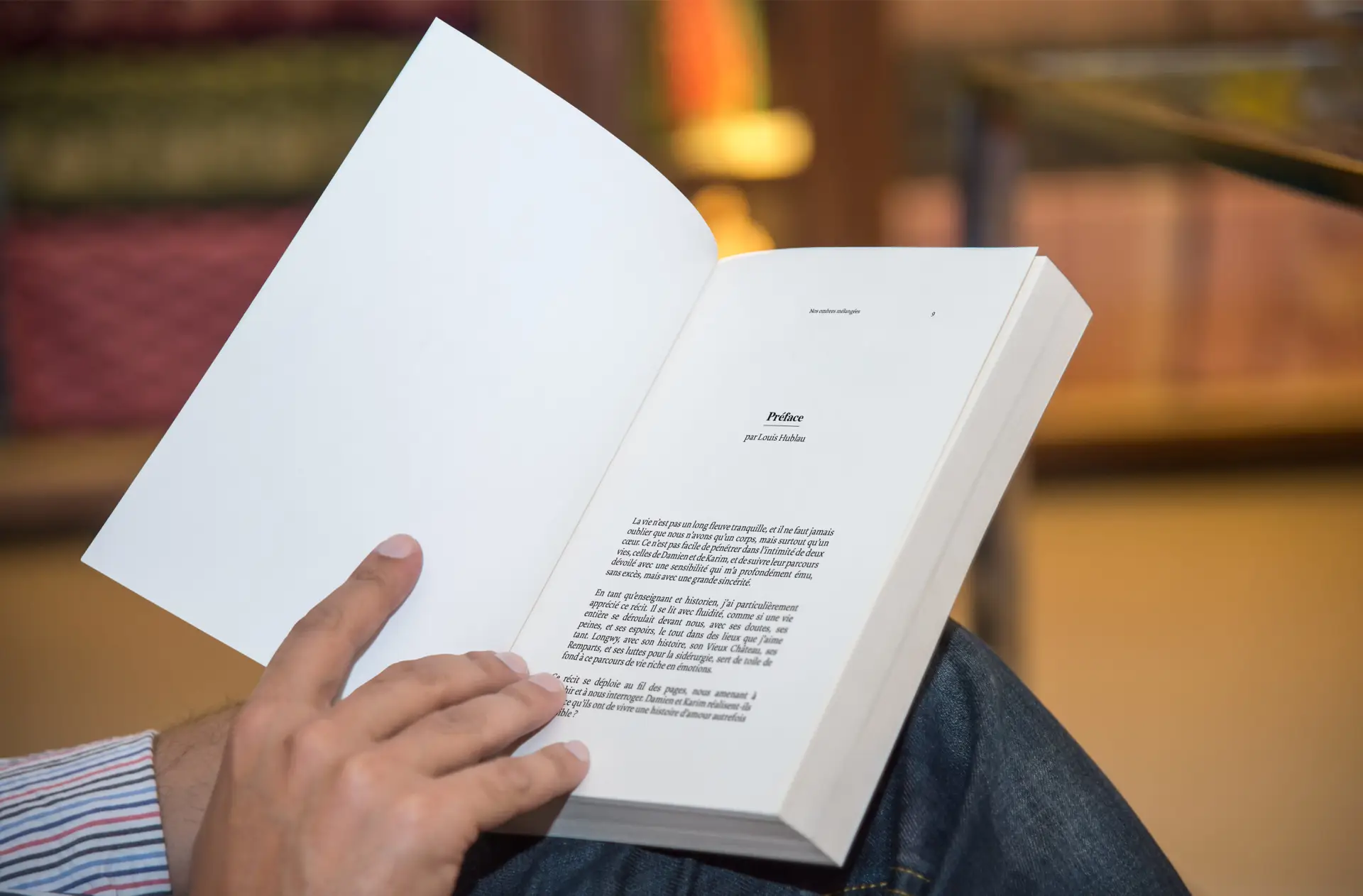 Projet de livre 4 Main tenant un livre ouvert, montrant la préface du roman autobiographique "Nos ombres Mélangées" de Damien Kiernozek