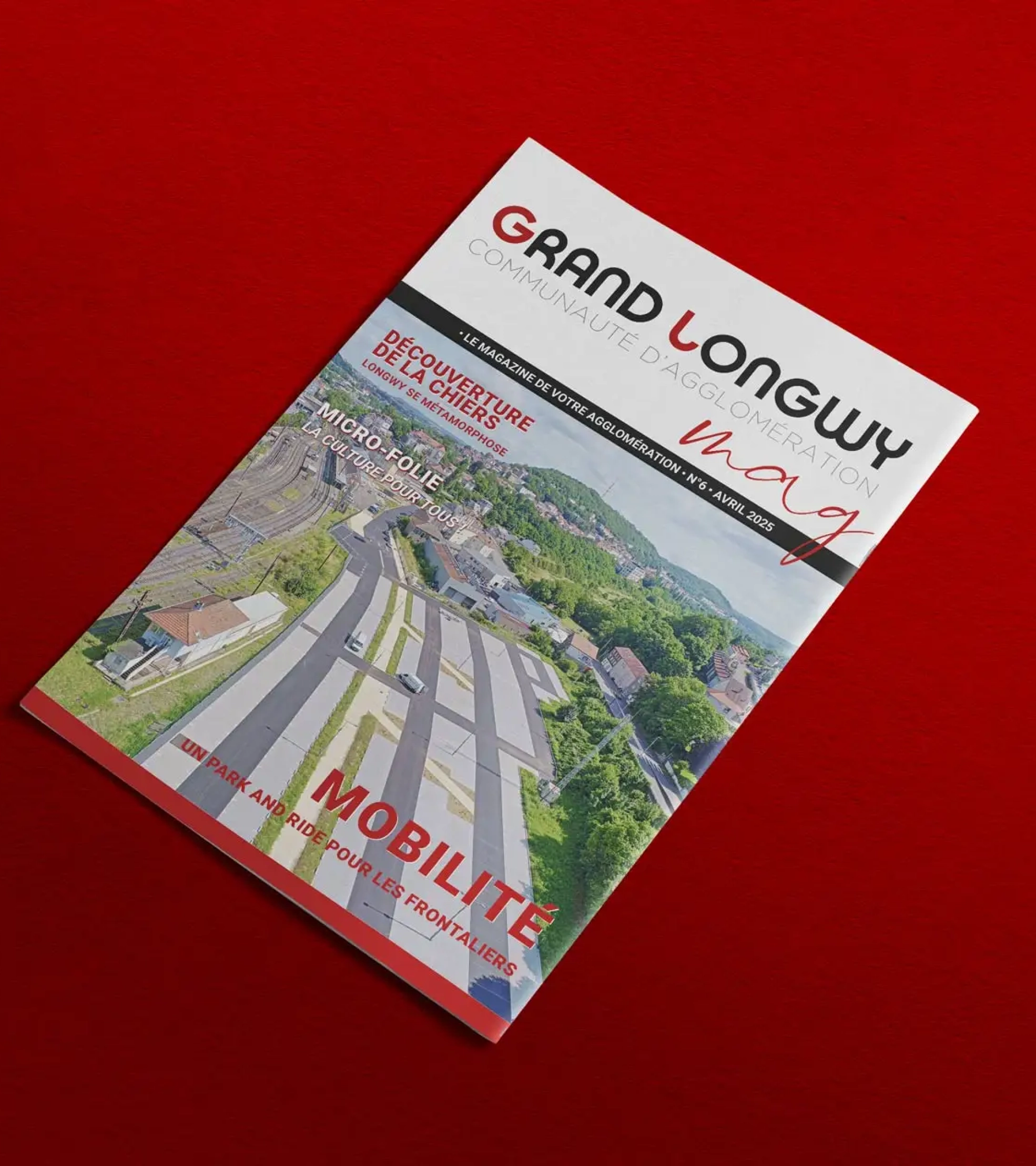 Grand LoCouverture du magazine Grand Longwy – design par Studio L’Escarboucle à Thionville (Pourquoi : c’est ce champ que Google lit pour comprendre ce que contient l’image. Il faut y intégrer le sujet, le type d’image, la localisation et le nom de ton studio.)ngwy magazine