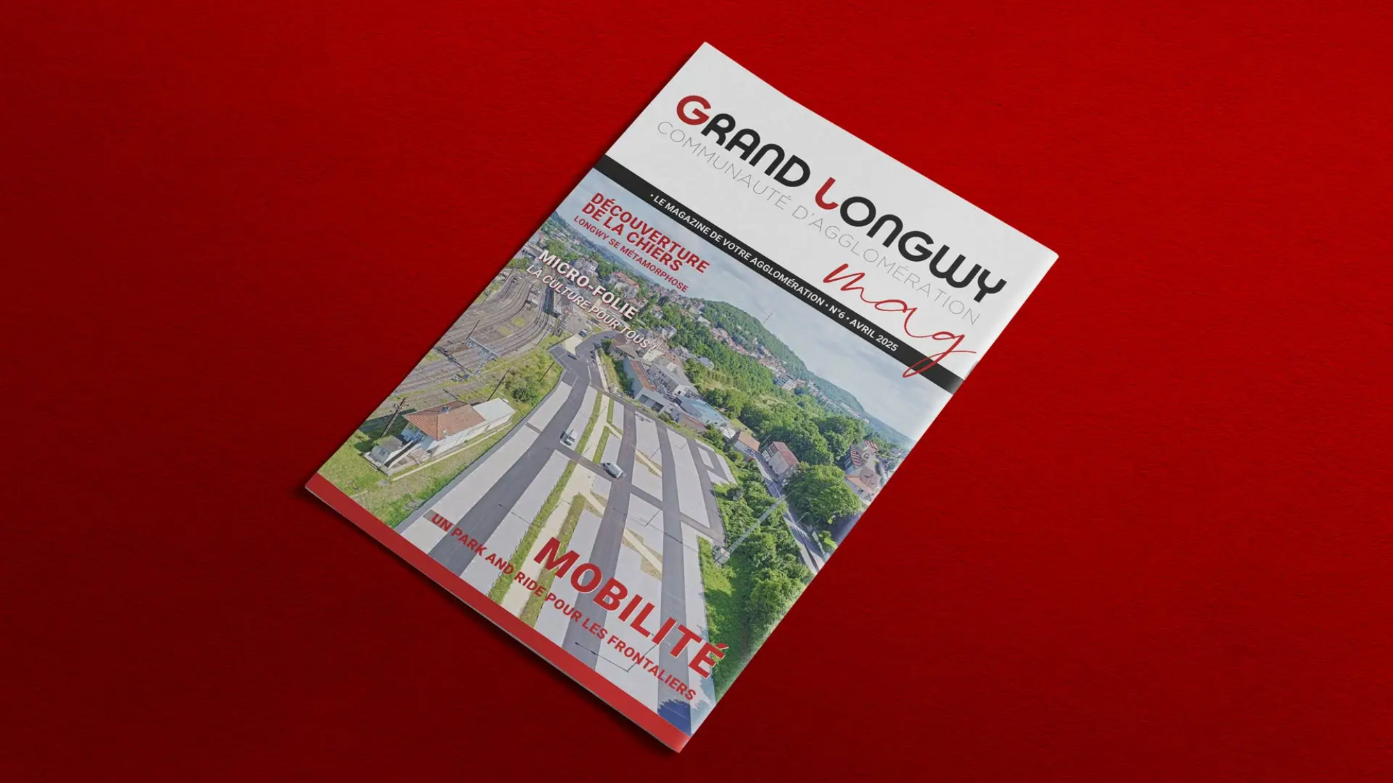 Grand LoCouverture du magazine Grand Longwy – design par Studio L’Escarboucle à Thionville (Pourquoi : c’est ce champ que Google lit pour comprendre ce que contient l’image. Il faut y intégrer le sujet, le type d’image, la localisation et le nom de ton studio.)ngwy magazine