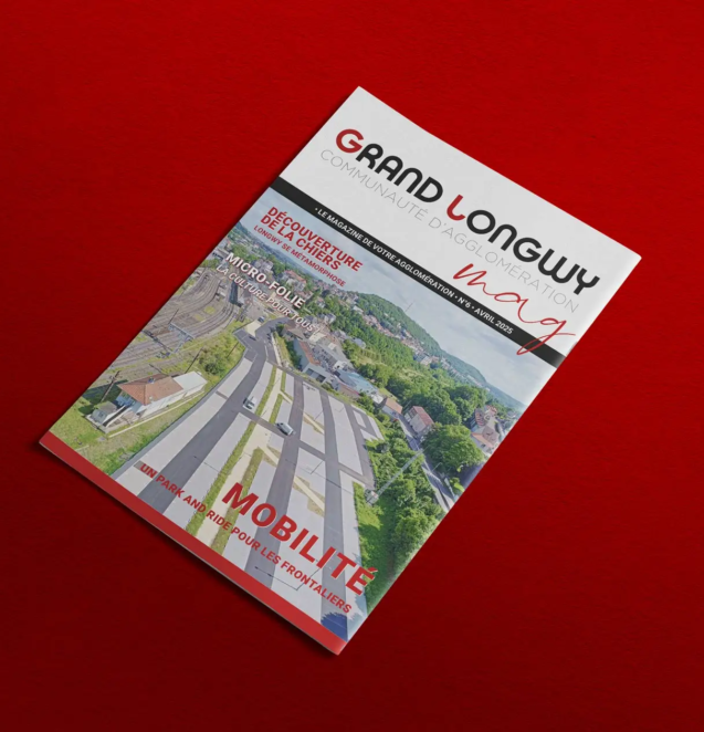Grand LoCouverture du magazine Grand Longwy – design par Studio L’Escarboucle à Thionville (Pourquoi : c’est ce champ que Google lit pour comprendre ce que contient l’image. Il faut y intégrer le sujet, le type d’image, la localisation et le nom de ton studio.)ngwy magazine